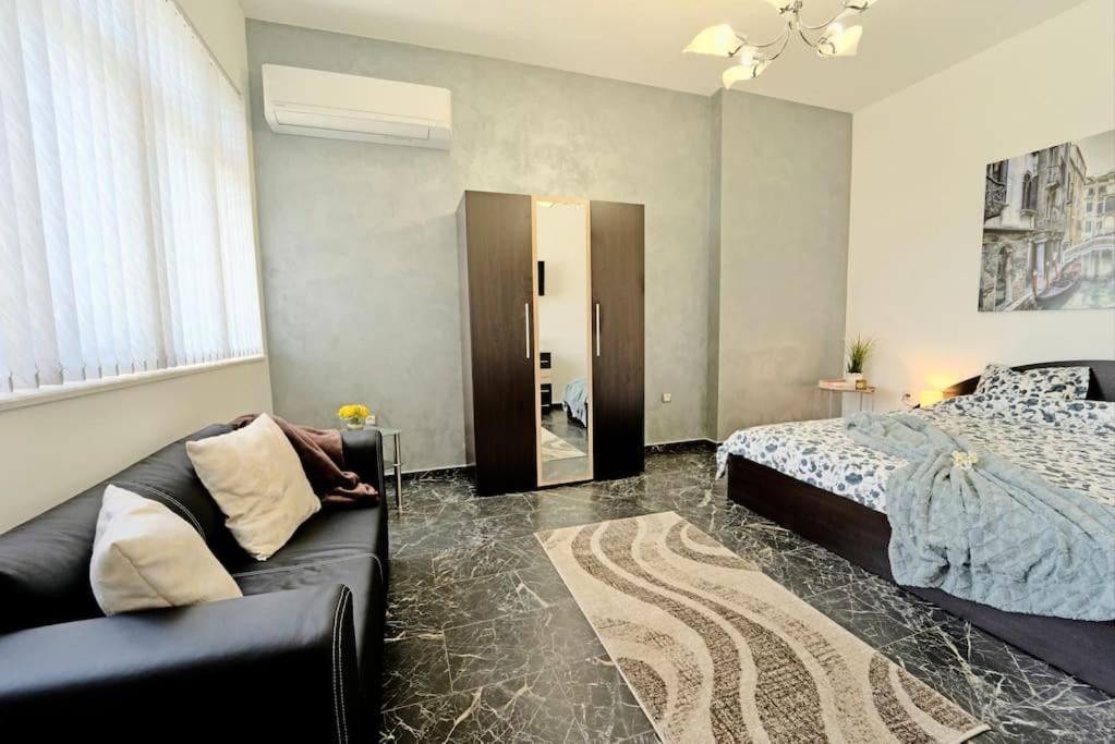 Cozy 1-Bedroom Flat In The Very Center Of Sofía Exterior foto