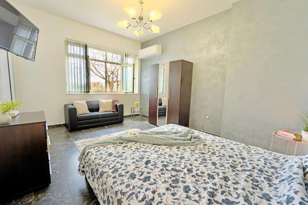 Cozy 1-Bedroom Flat In The Very Center Of Sofía Exterior foto