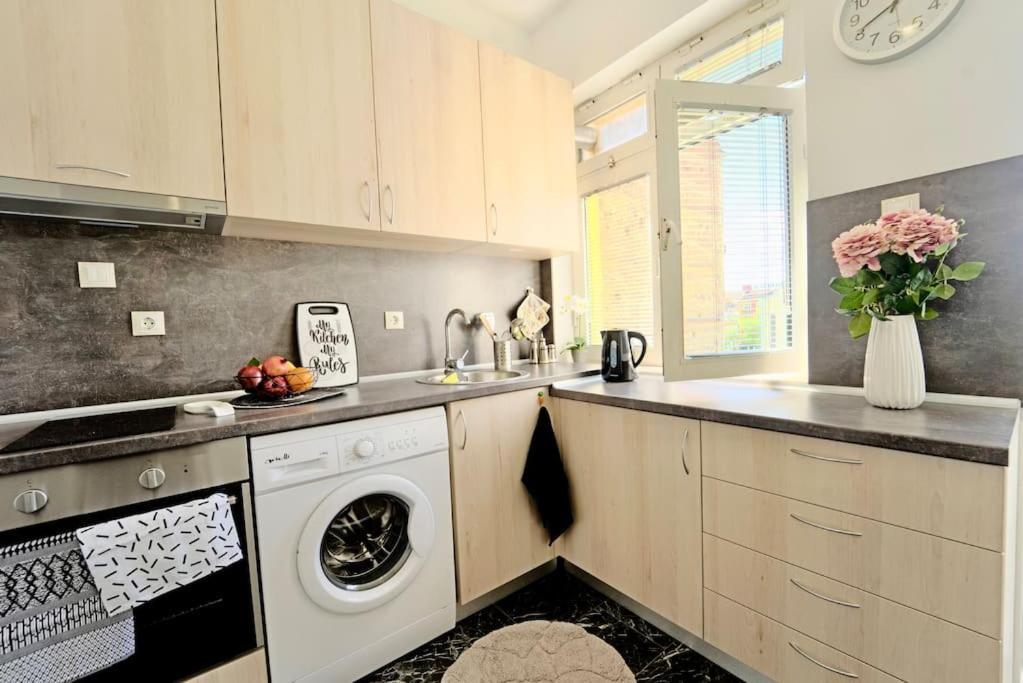 Cozy 1-Bedroom Flat In The Very Center Of Sofía Exterior foto
